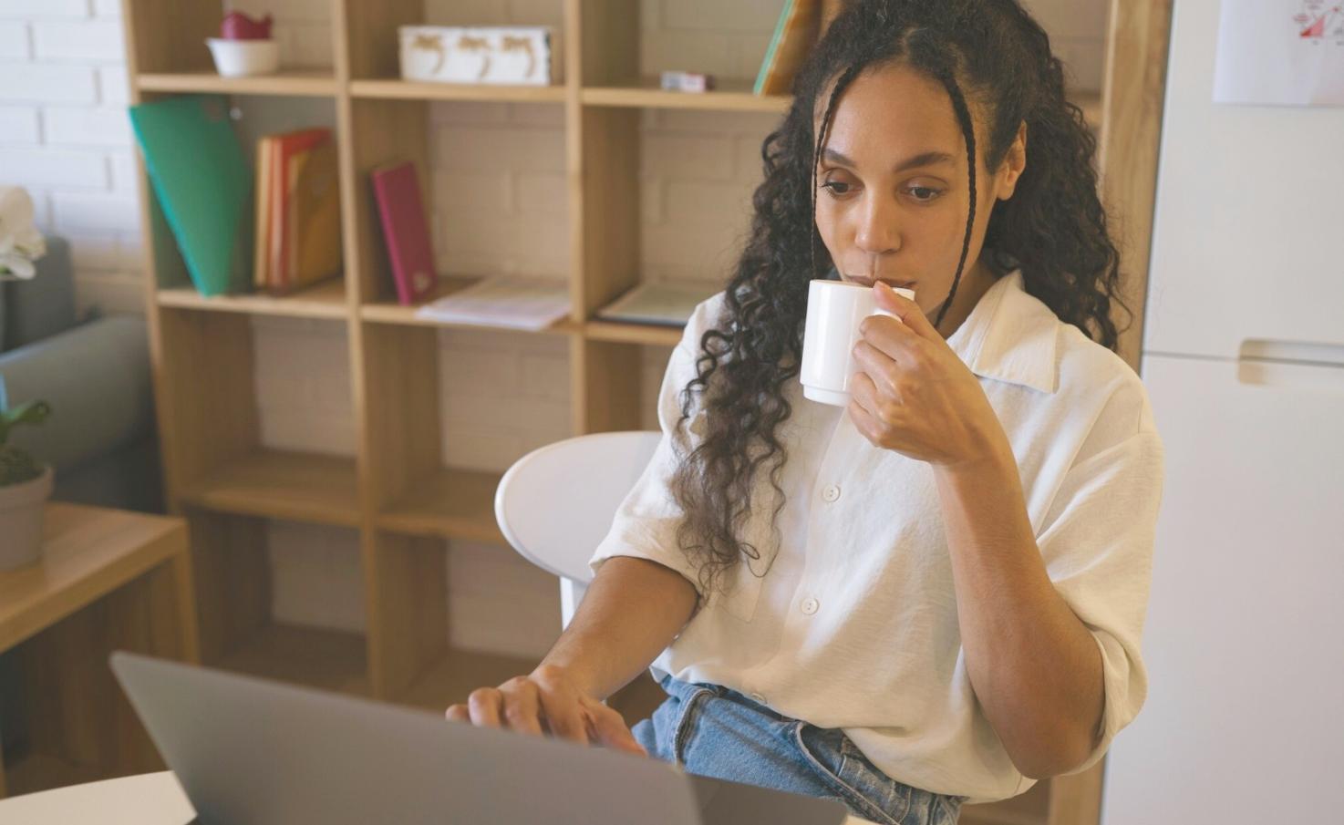 Espacio de trabajo profesional con análisis financiero